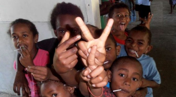 Vanuatu imas gat ol skul pikinini bus